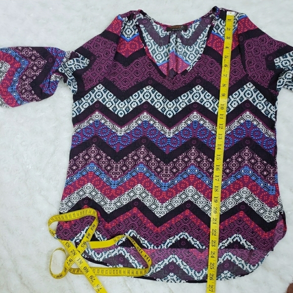 Renee c. | V-Neck 3/4 Sleeve Multi Color Chevron Top - Picture 5 of 6